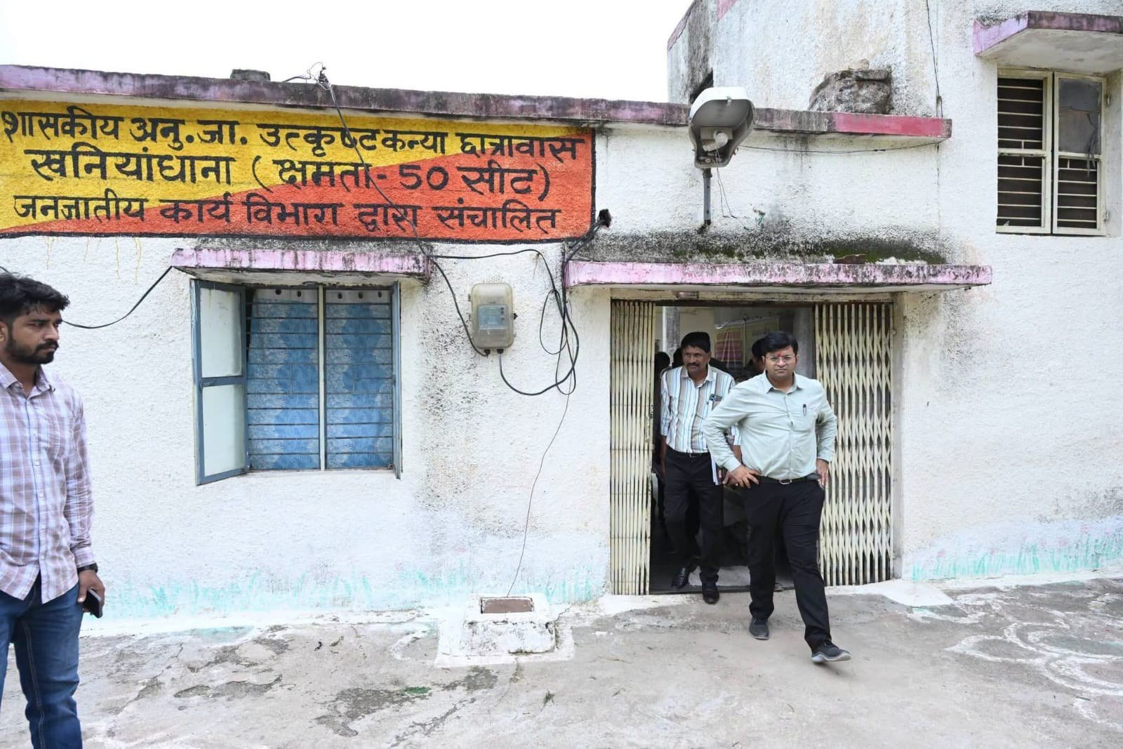 मुख्यमंत्री जन विश्वास अभियान: शिवपुरी कलेक्टर ने पिछोर और खनियांधाना में किया औचक निरीक्षण, खाद वितरण व व्यवस्थाओं पर दिए कड