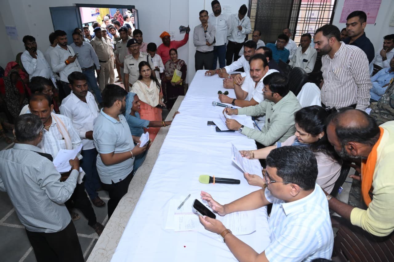 कलेक्टर खुद उतरे मैदान में! खनियाधाना शिविर में 12 लाख बांटे, मंदिर का 10 साल पुराना विवाद भी 10 मिनट में निपटाया - शिवपुरी -