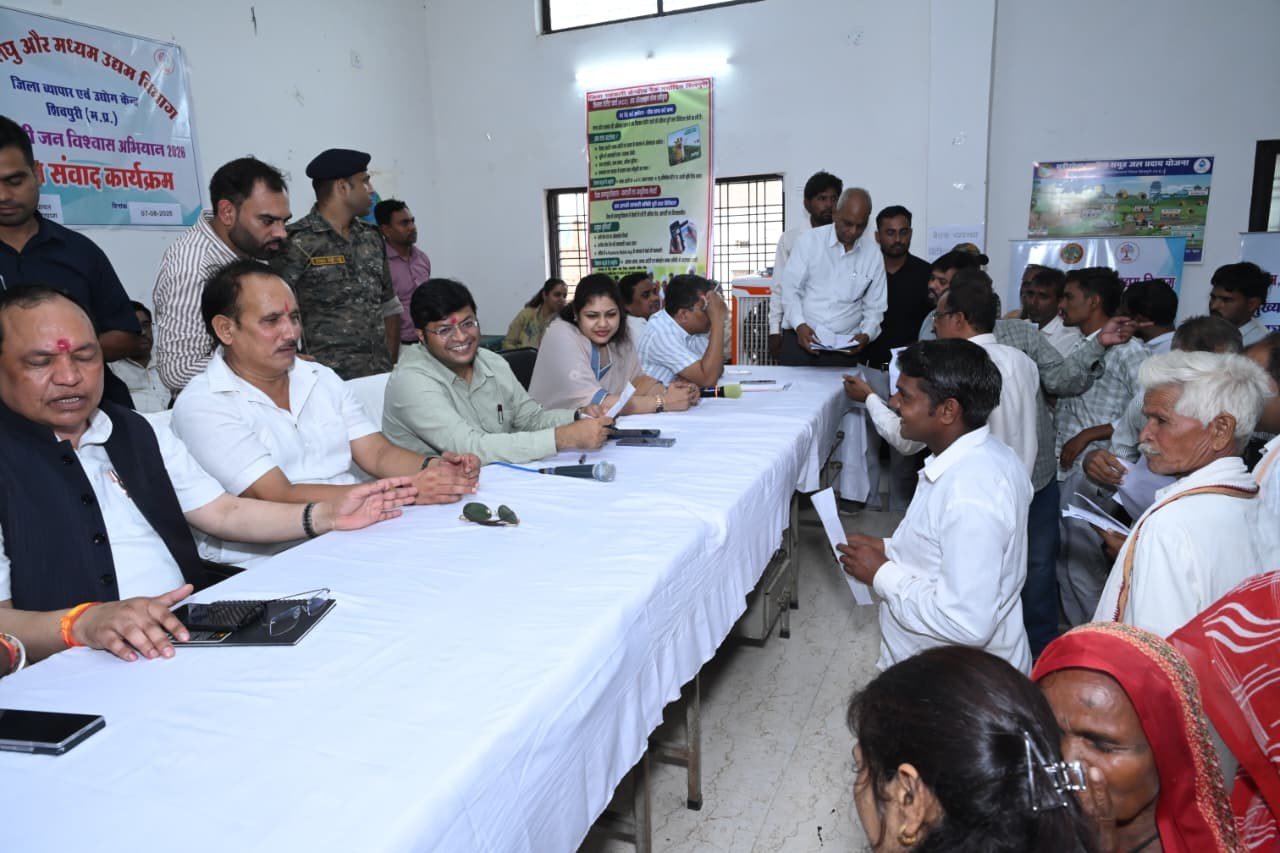 कलेक्टर खुद उतरे मैदान में! खनियाधाना शिविर में 12 लाख बांटे, मंदिर का 10 साल पुराना विवाद भी 10 मिनट में निपटाया - शिवपुरी -