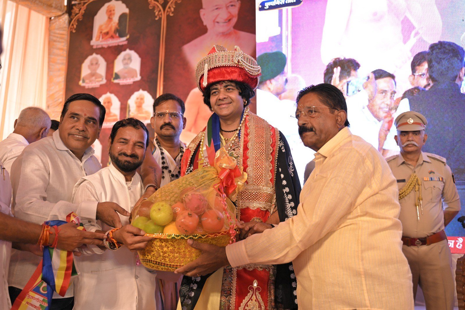 गणाचार्य के सानिध्य में पुष्पगिरी पर रचा गया इतिहास, हजारों भक्तों ने किया उपवास - मध्य प्रदेश - LALITPUR LIVE TV