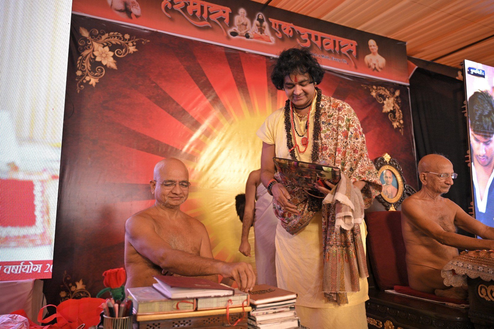 गणाचार्य के सानिध्य में पुष्पगिरी पर रचा गया इतिहास, हजारों भक्तों ने किया उपवास - मध्य प्रदेश - LALITPUR LIVE TV