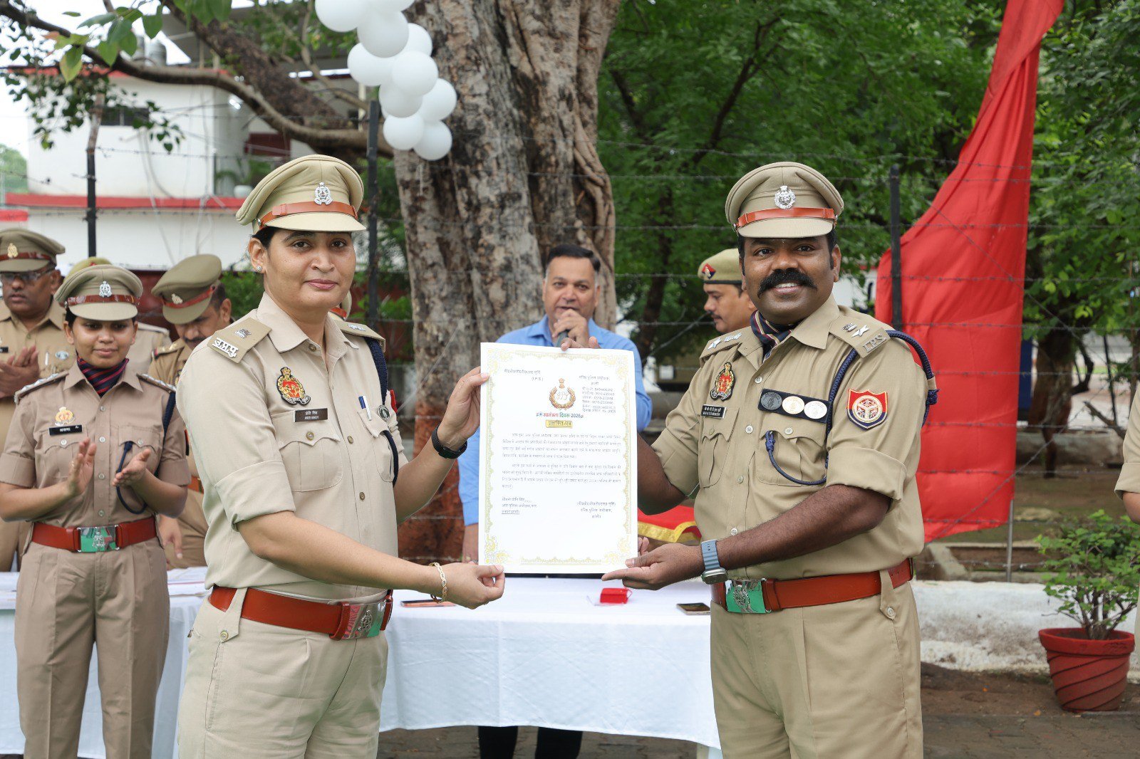 80वें स्वतंत्रता दिवस के अवसर पर एसएसपी झांसी बीबीजीटीएस मूर्ति ने पुलिस लाइन क्वार्टर गार्द पर किया ध्वजारोहण - झांसी - LALI