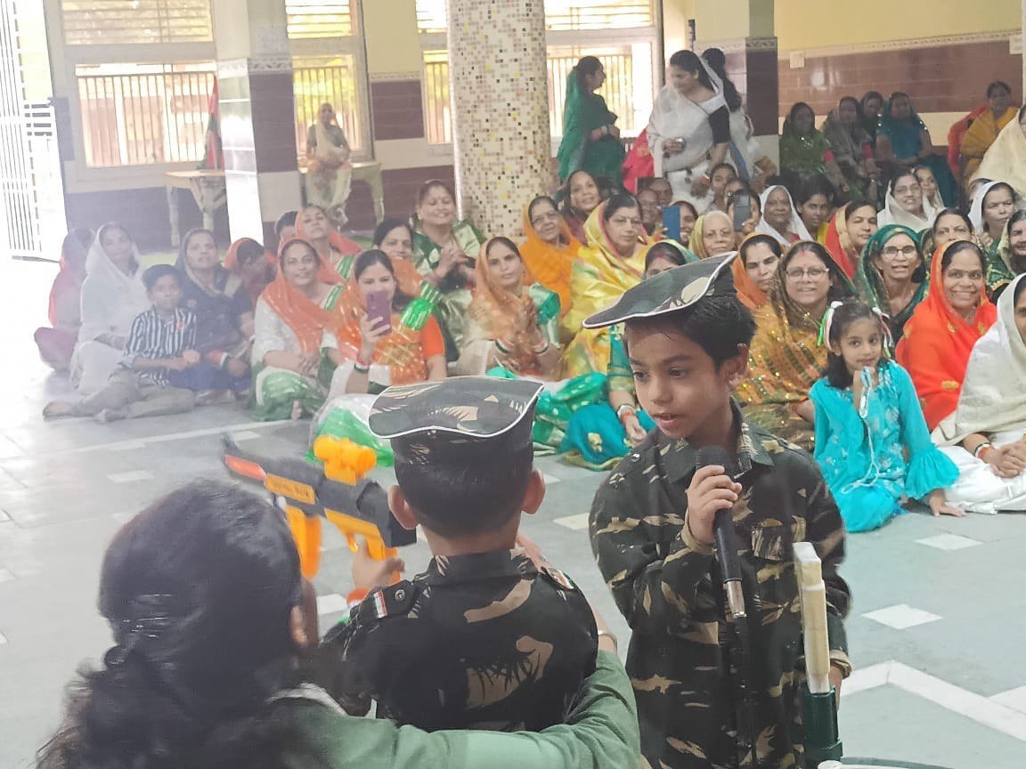 चन्देरी में जैन समाज में राष्ट्रभक्ति की लहर, तिरंगे को दी सलामीआर्यिका अपूर्वमति एवं अनुत्तरमति माता जी के सानिध्य में स्वतं