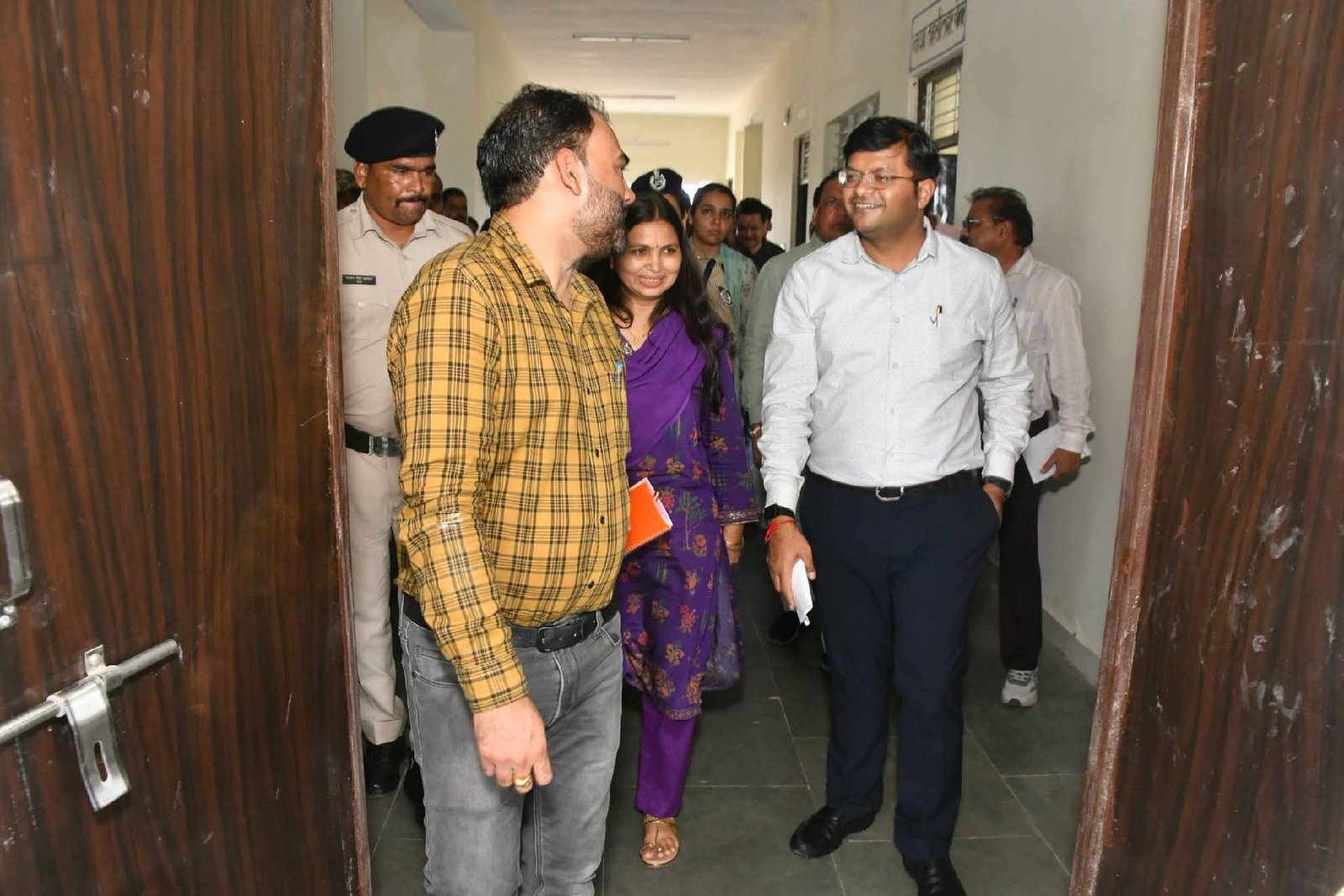 सिंधिया के दौरे से पहले तैयारियां तेज, कलेक्टर अर्पित वर्मा व एसपी श्रीमती यांगचेन डोलकर भूटिया ने बामौर कलां उप तहसील भवन का
