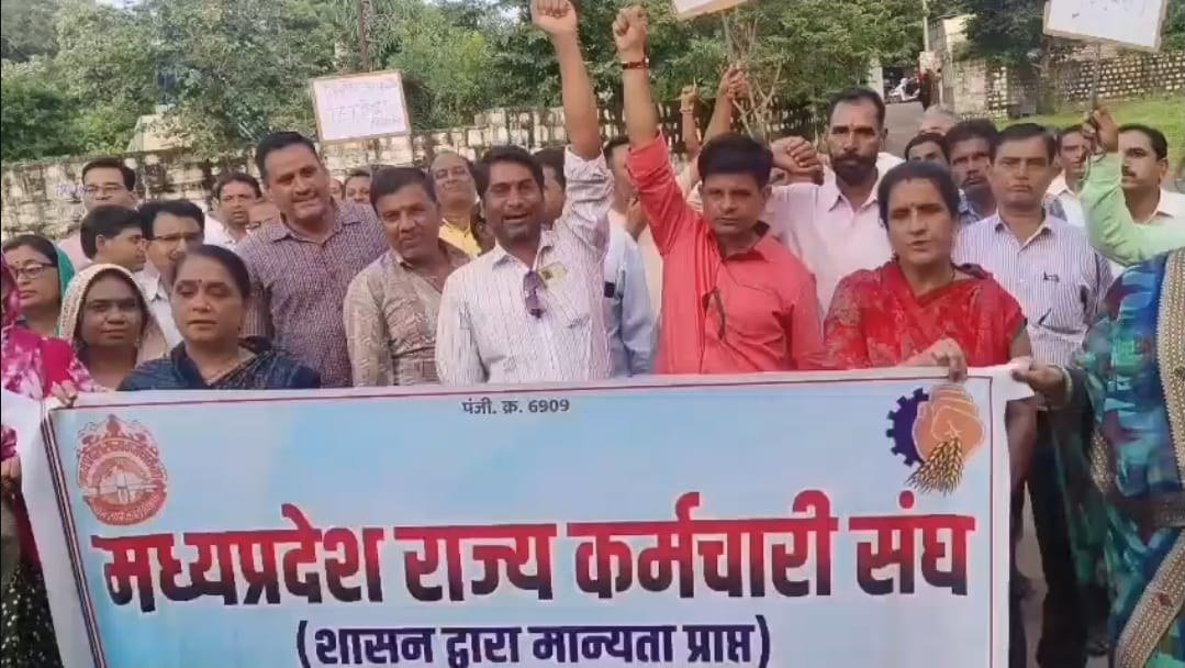 नौकरी बचाने की मांग को लेकर शिक्षकों ने प्रधानमंत्री के नाम एसडीएम को सौंपा ज्ञापन - अशोक नगर - LALITPUR LIVE TV