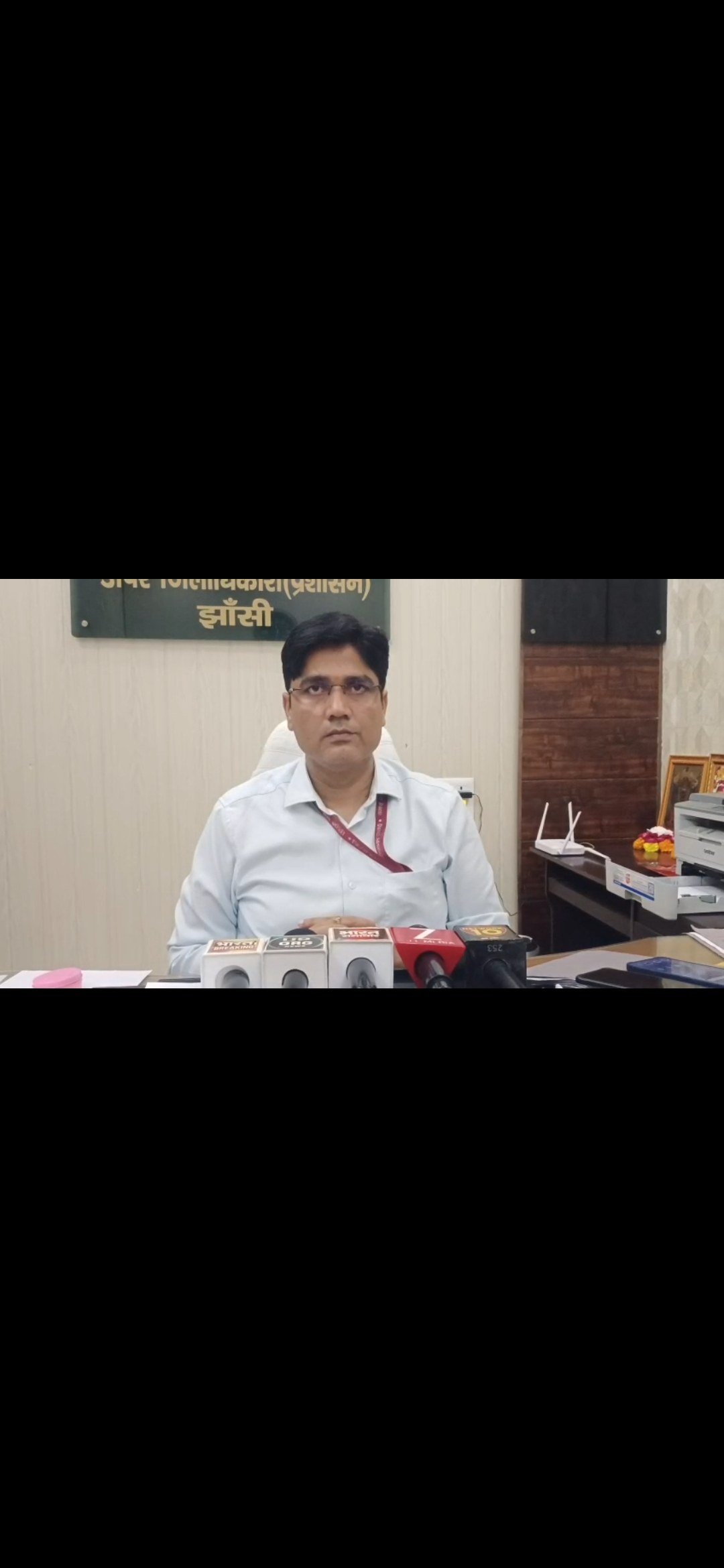 झांसी: बरुआसागर स्थित नवोदय विद्यालय के प्रधानाचार्य पर छात्रों ने लगाया उत्पीड़न का आरोप - झांसी - LALITPUR LIVE TV
