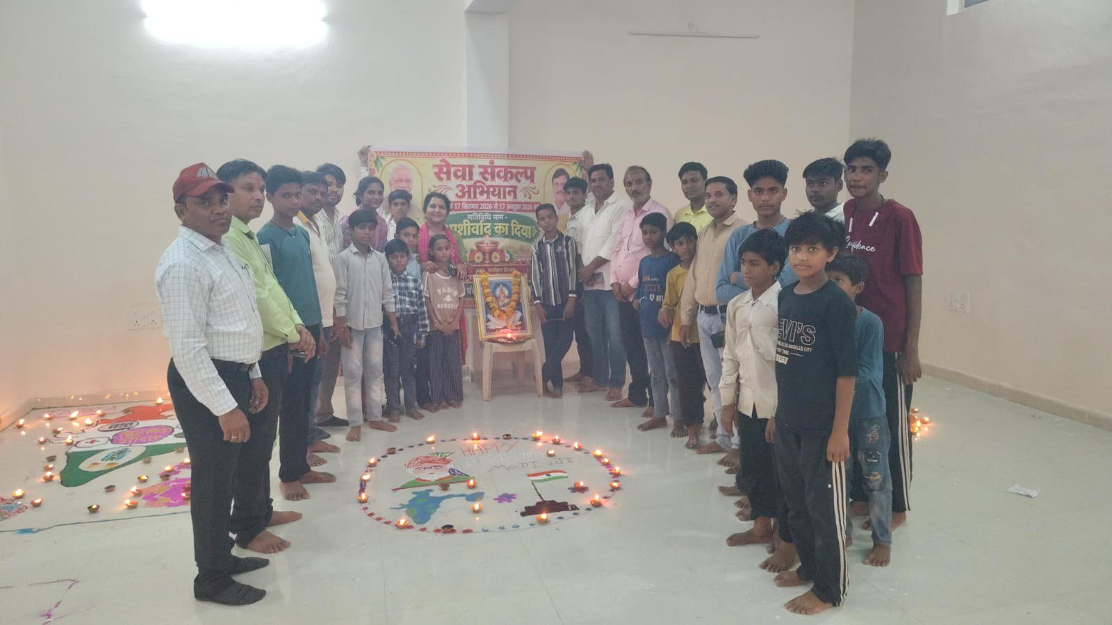दीपों की रोशनी से जगमगाया प्राणपुर गांव , बच्चों ने बनाई आकर्षक रंगोली - अशोक नगर - LALITPUR LIVE TV