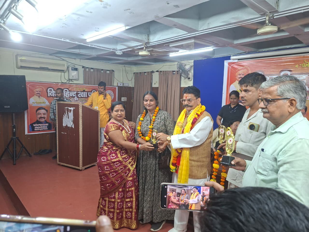 झांसी के दीनदयाल सभागार में विश्व हिंदू रक्षा परिषद का कार्यक्रम आयोजित - झांसी - LALITPUR LIVE TV
