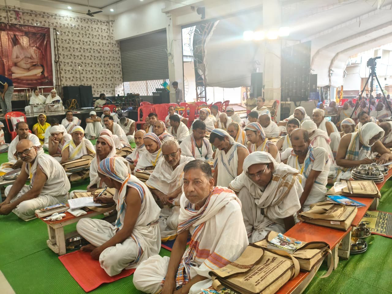 मुनि श्री निर्णयसागर का संदेश: धन के त्याग से पहले आलस्य और मोह का त्याग जरूरी - मध्य प्रदेश - LALITPUR LIVE TV
