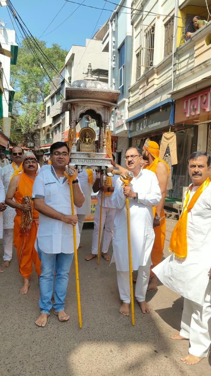 क्षमावाणी पर्व पर चांदी की पालकी में निकले महावीर भगवान - मध्य प्रदेश - LALITPUR LIVE TV