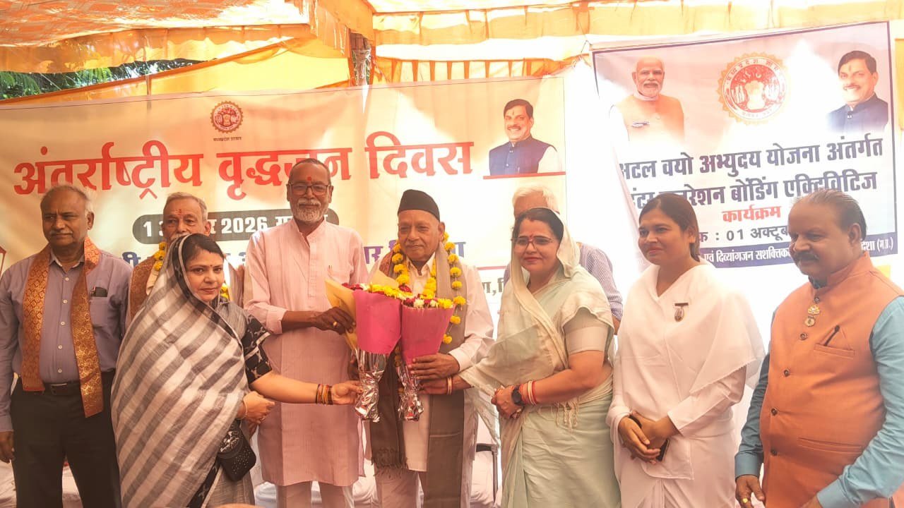 अंतर्राष्ट्रीय वृद्धजन दिवस पर वरिष्ठ नागरिकों का सम्मान, पूर्व लायंस अध्यक्ष अरुण कुमार सोनी ने ओ.पी. चतुर्वेदी को दी बधाई अ