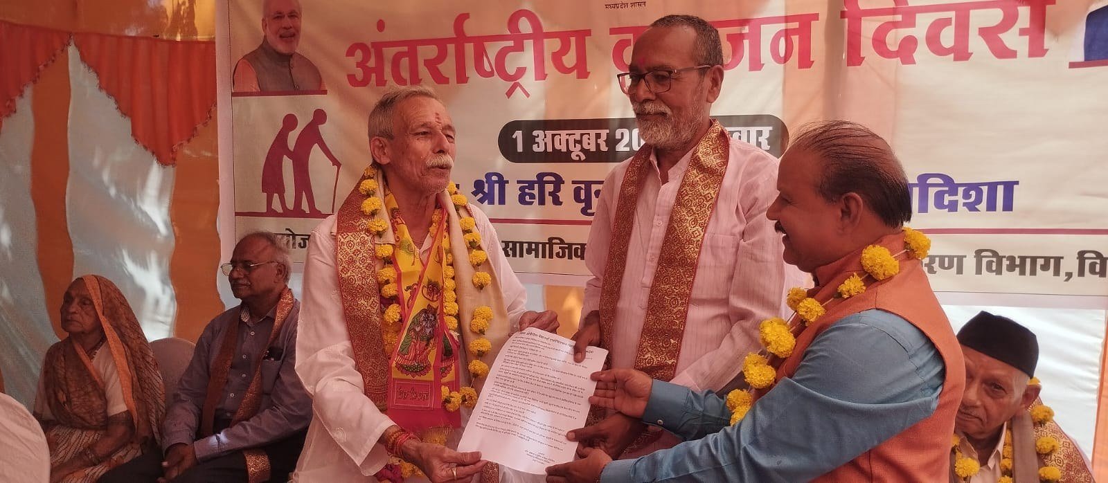अंतर्राष्ट्रीय वृद्धजन दिवस पर वरिष्ठ नागरिकों का सम्मान, पूर्व लायंस अध्यक्ष अरुण कुमार सोनी ने ओ.पी. चतुर्वेदी को दी बधाई अ
