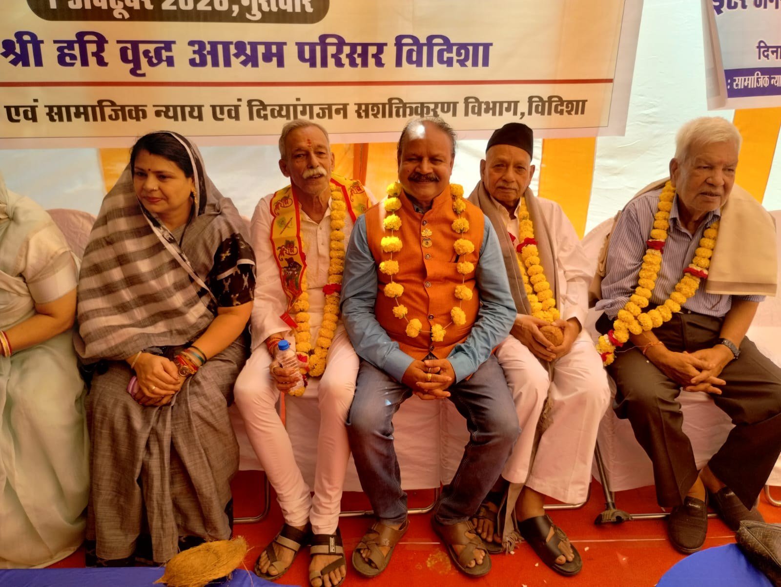अंतर्राष्ट्रीय वृद्धजन दिवस पर वरिष्ठ नागरिकों का सम्मान, पूर्व लायंस अध्यक्ष अरुण कुमार सोनी ने ओ.पी. चतुर्वेदी को दी बधाई अ