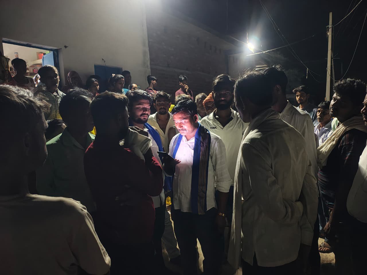 झांसी: गला रेत कर हत्या की सूचना मिलते ही पीड़ित परिवार से मिलने पहुंचे भीम आर्मी जिला अध्यक्ष डॉक्टर रणजीत सिंह