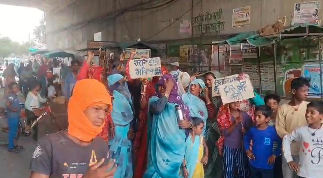 अवैध कच्ची शराब की बिक्री बंद करने को महिलाओं ने खोला मोर्चा एवं बंगरा पुलिस से बहस पुलिसकर्मियों से उनकी तीखी बहस भी महिलाओं ने चेतावनी दी कि यदि जल्द कार्रवाई नहीं हुई तो आंदोलन और तेज किया जाएगा.