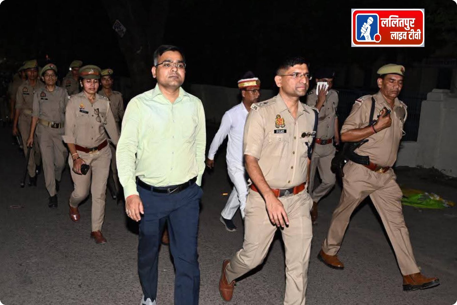 ललितपुर जिलाधिकारी एंव पुलिस अधीक्षक ने बकरीद पर्व के दृष्टिगत शहर क्षेत्र में पैदल गश्त/भ्रंमण कर सुरक्षा व्यवस्था का लिया जायजा.