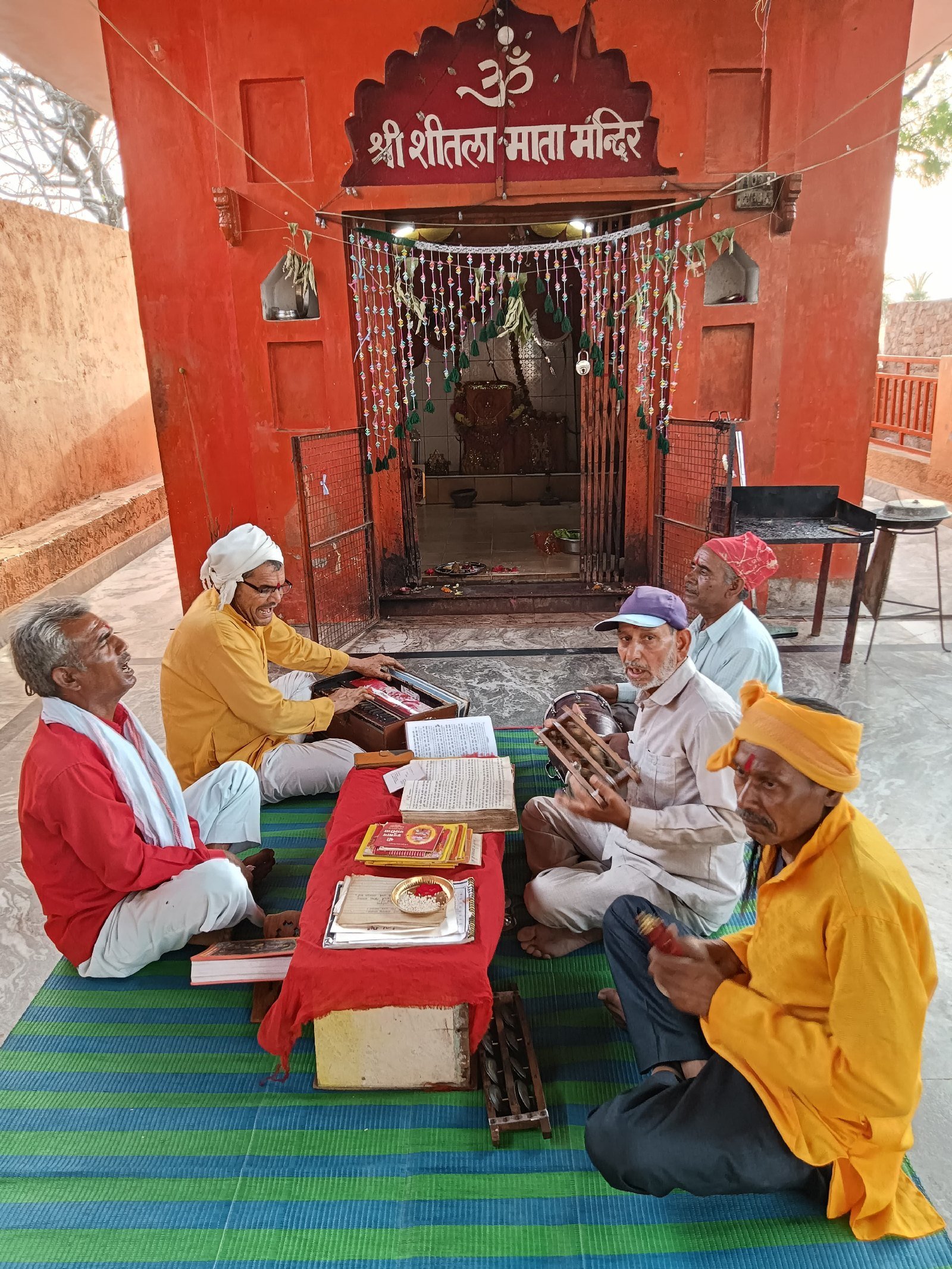 शहर के नेहरू नगर में शीतला माता मन्दिर पर हुआ सुन्दरकाण्ड पाठ का आयोजन.