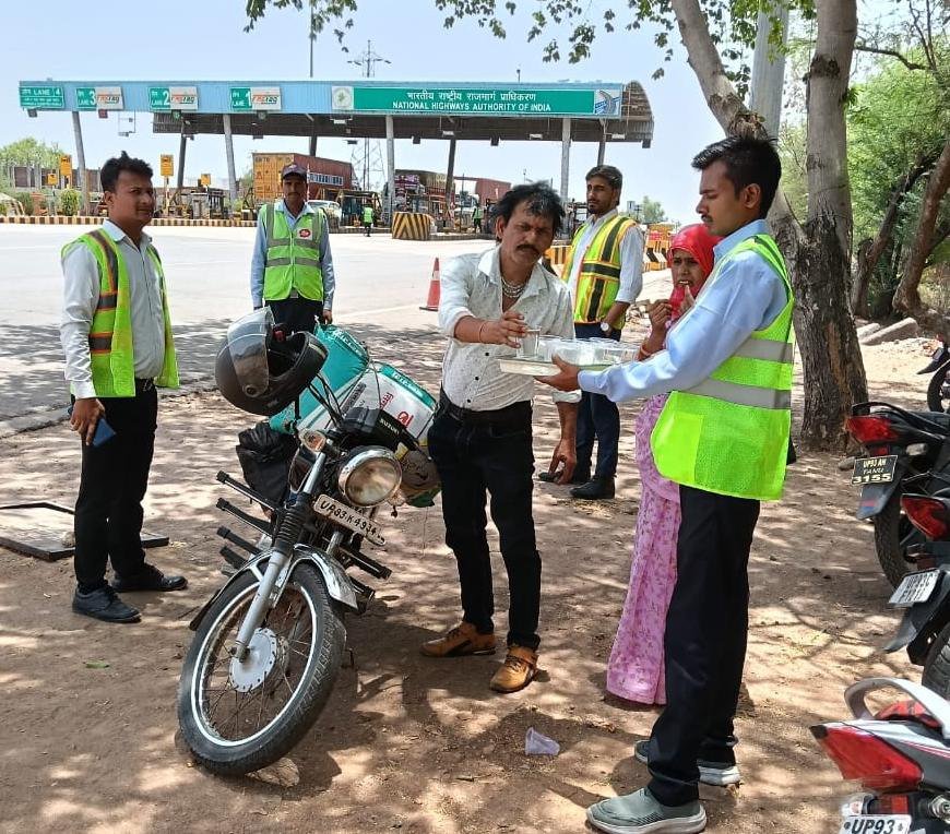 बढ़ती गर्मी और हीट वेव (लू) के प्रकोप को ध्यान में रखते हुए भारतीय राष्ट्रीय राजमार्ग प्राधिकरण द्वारा (NHAI) कर्मचारियों को ओआरएस घोल और ठंडा व शुद्ध पेयजल निरंतर राहगीरों को उपलब्ध कराया जा रहा है.