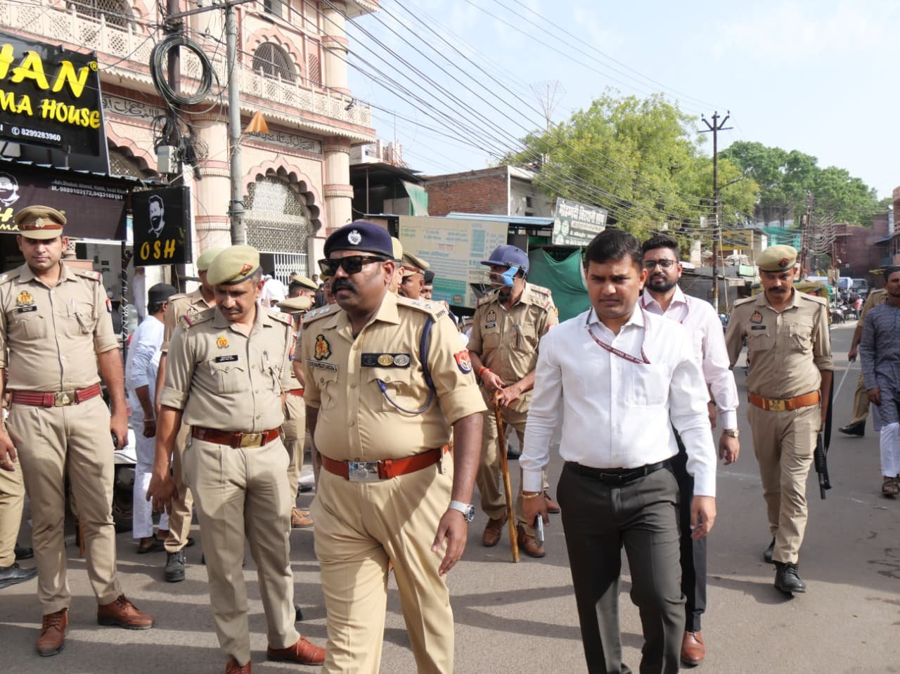 बकरीद (ईद-उल-जुहा) पर्व के अवसर पर वरिष्ठ पुलिस अधीक्षक द्वारा बड़ी ईदगाह सहित विभिन्न धार्मिक स्थलों का भ्रमण कर सुरक्षा एवं कानून व्यवस्था का लिया गया जायजा