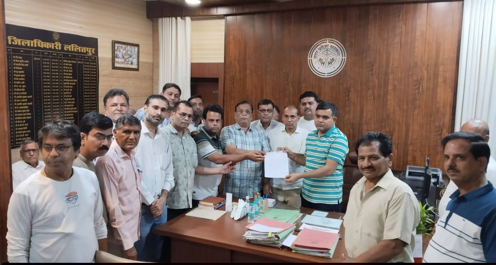 आग पीड़ित व्यापारियों को क्षतिपूर्ति दिलाने की मांग, व्यापार मंडल ने डीएम व विधायक को सौंपा ज्ञापन.