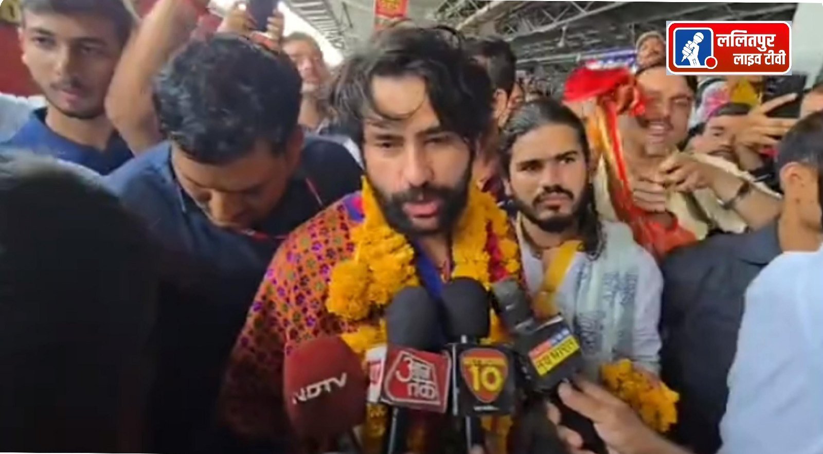 झांसी आए बाबा बागेश्वर ने कहा - लोगों को बचाने के लिए बुलडोजर चलाना पड़ता है. बद्रीनाथ में एक माह की साधना के बाद जाते समय झांसी स्टेशन उतरे बाबा बागेश्वर. गाजियाबाद में सूर्या चौहान की हत्या पर दिया बड़ा बयान. कहा-योगी की पुलिस ने एनकाउंटर कर अच्छा काम किया