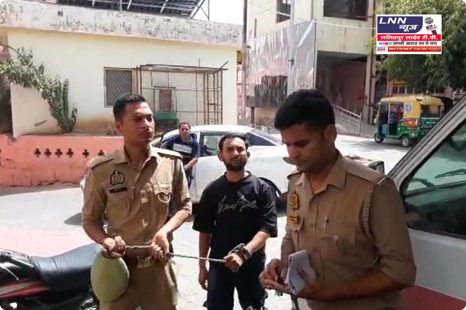 झांसी में पांच माह से फरार चल रहे एक अभियुक्त को पुलिस ने दबोचा.युवक के ऊपर धोखाधड़ी करके एक पुलिस कर्मी से 29 लाख रुपए हड़पने का आरोप था.