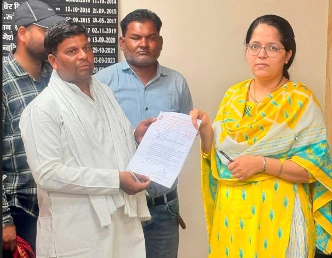 वाल्मीकि समाज की बेरोजगार महिलाओं को आउटसोर्सिंग सफाई कर्मी पद पर तैनाती को लेकर जिलाधिकारी से की मांग