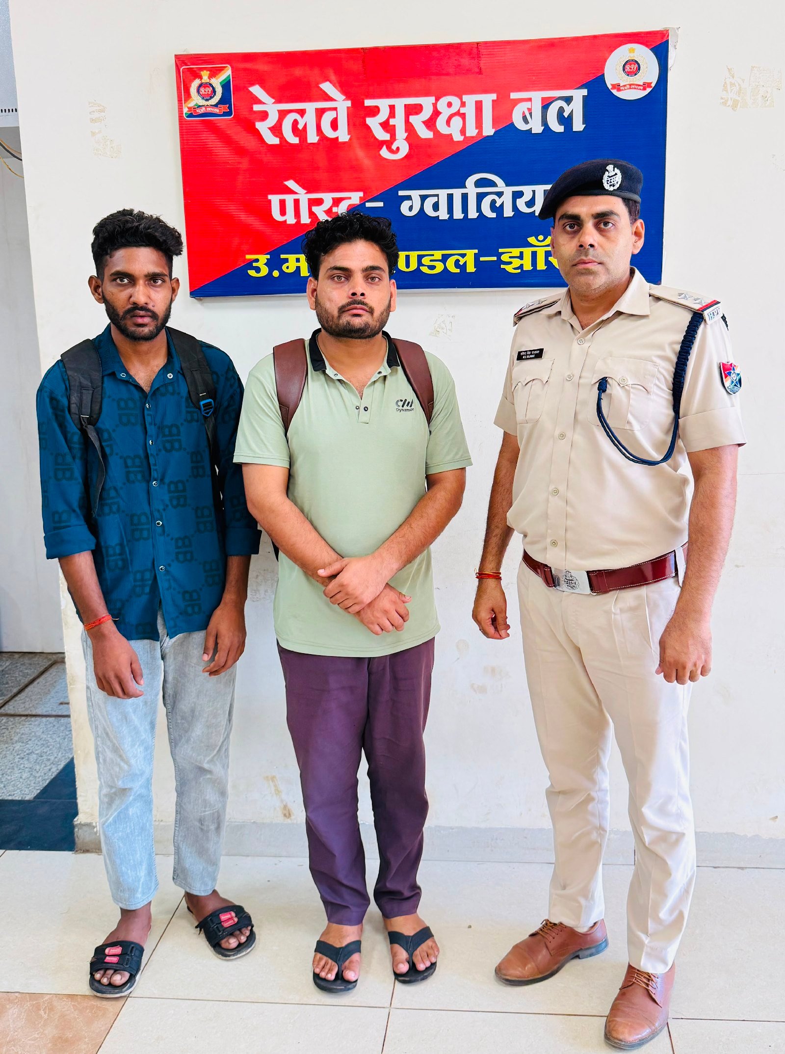 यशवंतपुर–चण्डीगढ़ एक्सप्रेस में पैंट्रीकार मैनेजर द्वारा चैन पुलिंग मामले में बड़ी कार्रवाई जनरल कोच से उतरकर रेलवे ट्रैक पर चलते हुए दो व्यक्तियों को बिरलानगर रेलवे स्टेशन पर तैनात स्टाफ आरक्षक धर्मवीर सिंह द्वारा पकड़ लिया गया