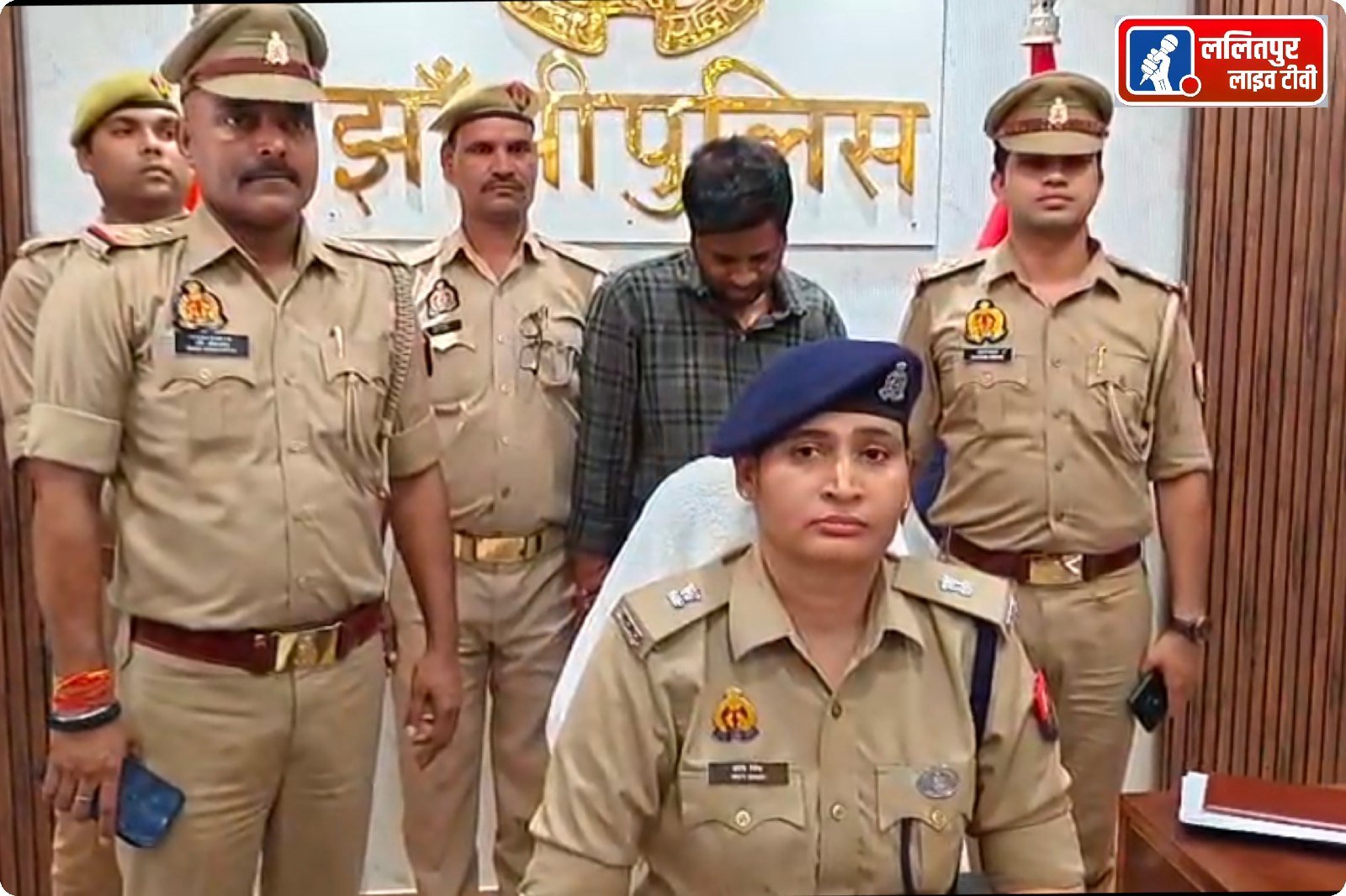 झाँसी पुलिस का बड़ा एक्शन: 40 लाख की बैंक ठगी का मास्टरमाइंड गिरफ्तार, 37 लाख रुपये फ्रीज RTGS/NEFT फॉर्म में हेराफेरी कर उड़ाए लाखों, पश्चिम बंगाल का शातिर झाँसी में दबोचा गया.