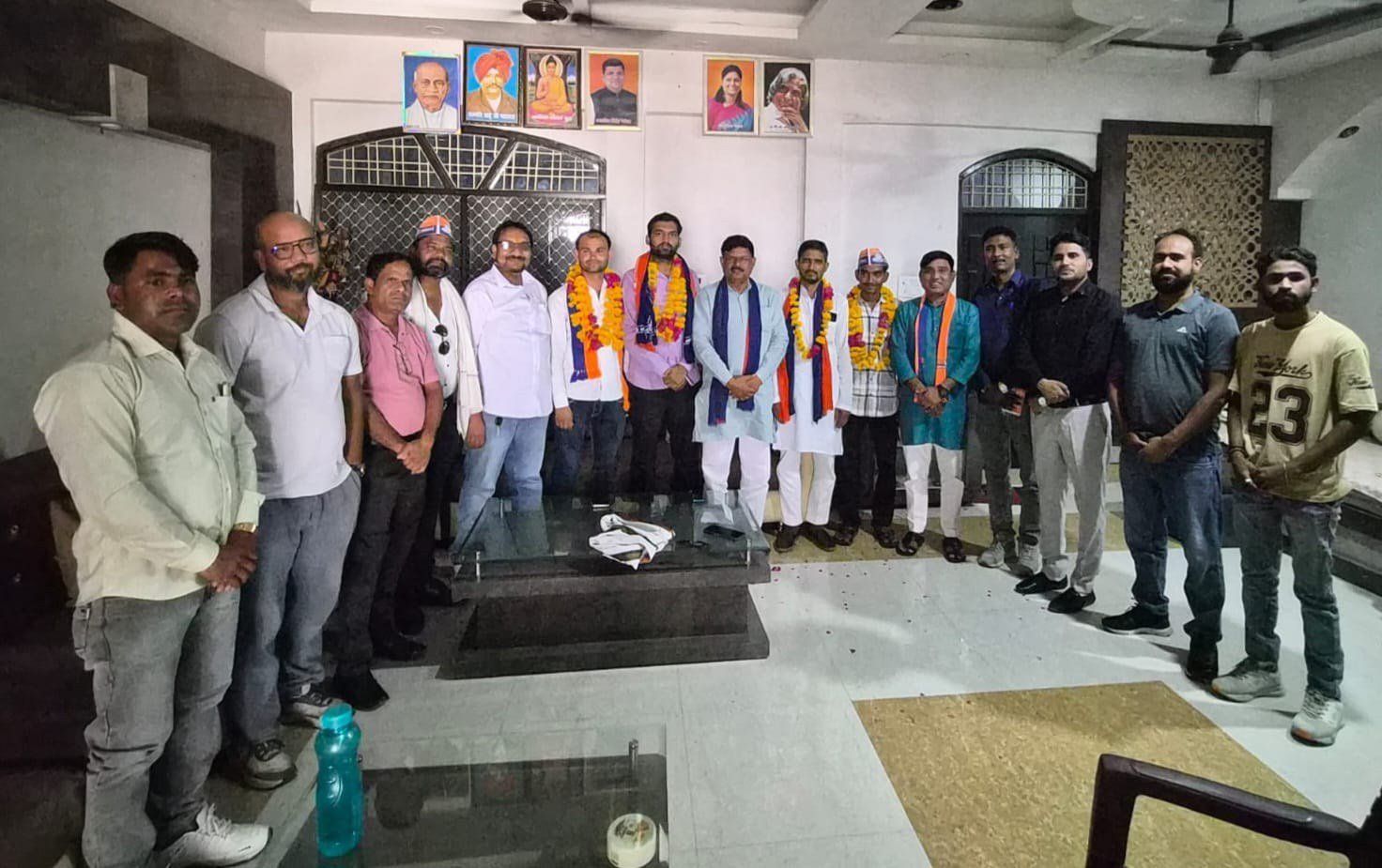 अपना दल (एस) की मासिक बैठक जिला कार्यालय.जानकीपुरम कॉलोनी में महानगर अध्यक्ष विजय बरार कछवारे की अध्यक्षता में संपन्न: