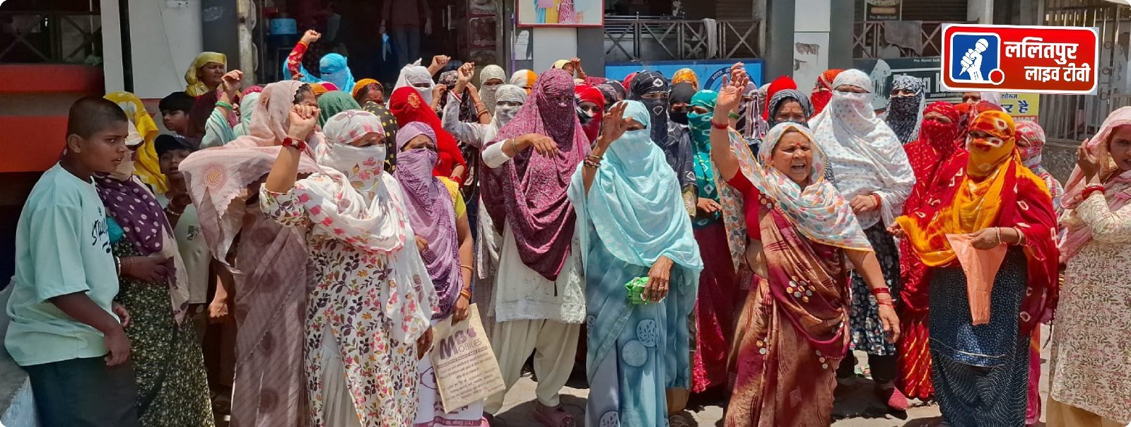रोजगार मांग रही वाल्मीकि समाज की महिलाओं ने संविदा सफाई कर्मचारी पर लगाए गंभीर आरोप, डीएम से जांच की मांग