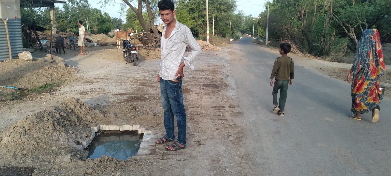 जल जीवन मिशन के अंतर्गत ग्राम पंचायत अण्डेला में करीब 20 दिन से सड़क किनारे खोदा गया एक गढ्ढा मौत को दे रहा है आमंत्रण.