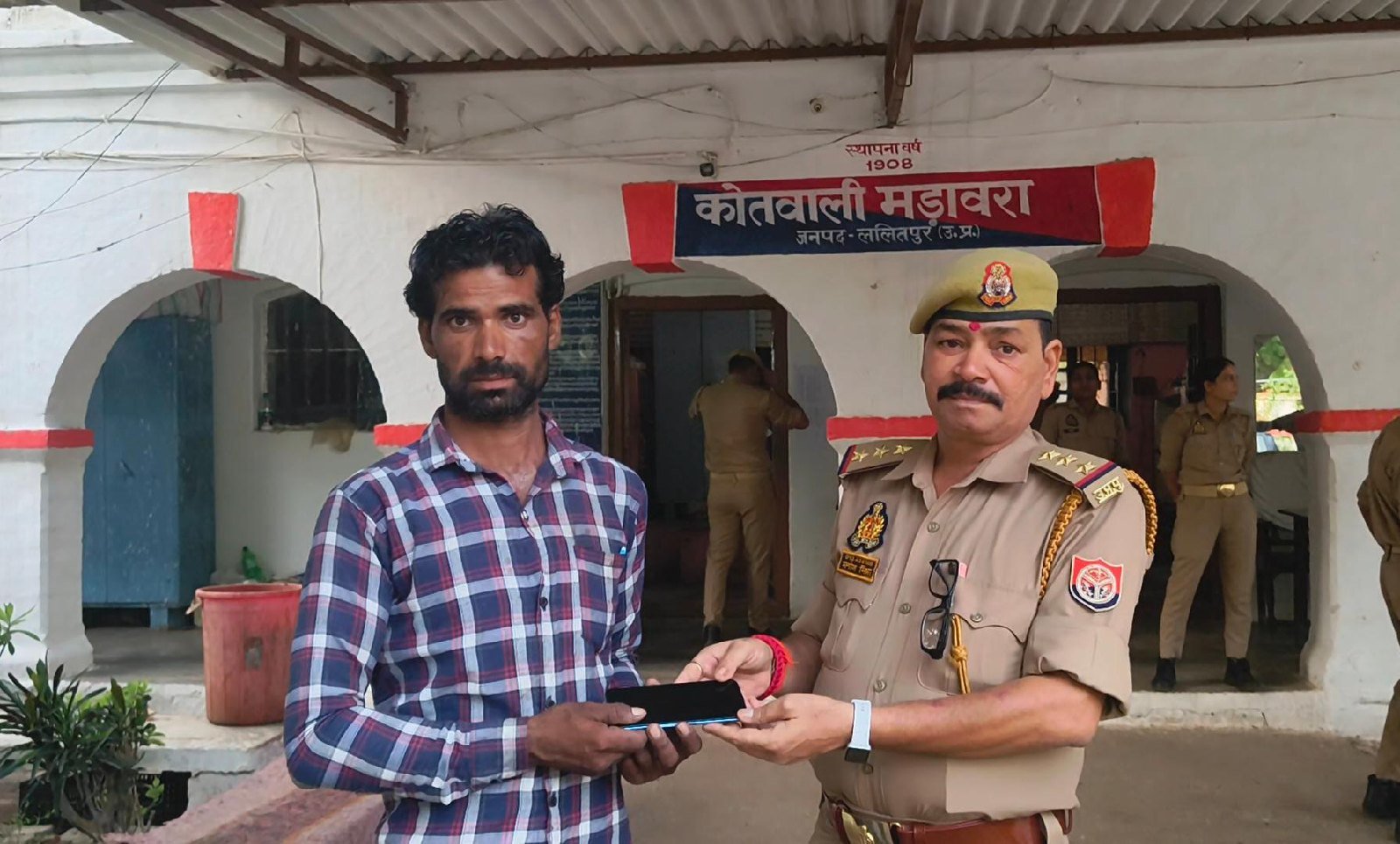 कोतवाल प्रभारी ने खोया हुआ मोबाइल बरामद कर स्वामी को किया सुपुर्द