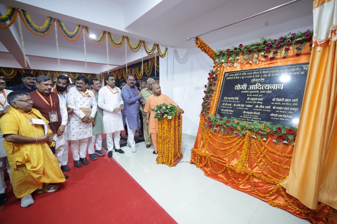 मुख्यमंत्री ने झांसी सर्किट हाउस में विकास कार्यों का किया लोकार्पण.सीएम ने बटन दबाकर 5 सूट व 10 बेड की डॉरमेट्री का किया शुभारंभ.