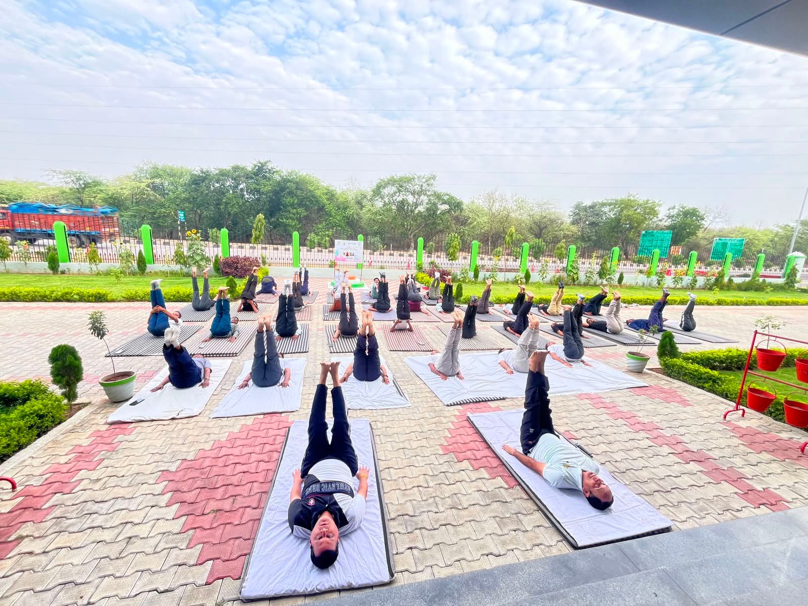 *बबीना टोल प्लाजा पर अंतरराष्ट्रीय योग दिवस हर्षोल्लास के साथ मनाया गय*