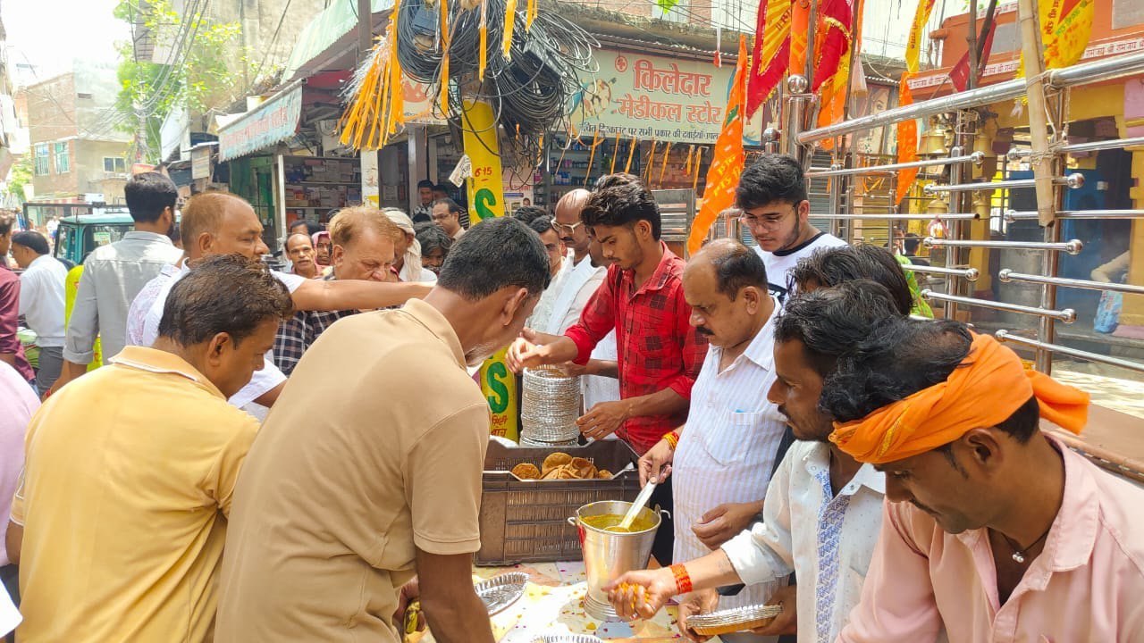 ज्येष्ठ मास के आखिरी मंगलवार पर हनुमान मंदिर में हुआ विशाल भंडारामोहल्ला महावीरपुरा स्थित मंदिर में श्री सुन्दकाण्ड पाठ के बाद श्रद्धालुओं ने ग्रहण किया प्रसाद, उठाया धर्म लाभ.