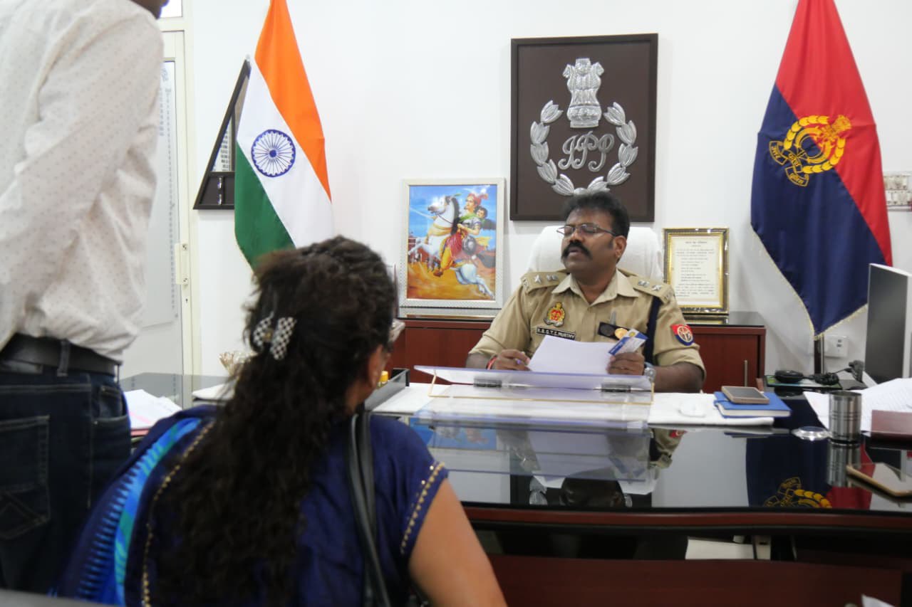 पीड़ितों की फरियाद सुन एसएसपी झाँसी ने दिए त्वरित निस्तारण के निर्देश.फरियादी को अनावश्यक परेशान न किया जाए और मामलों में निष्पक्ष कार्रवाई सुनिश्चित की जाए.