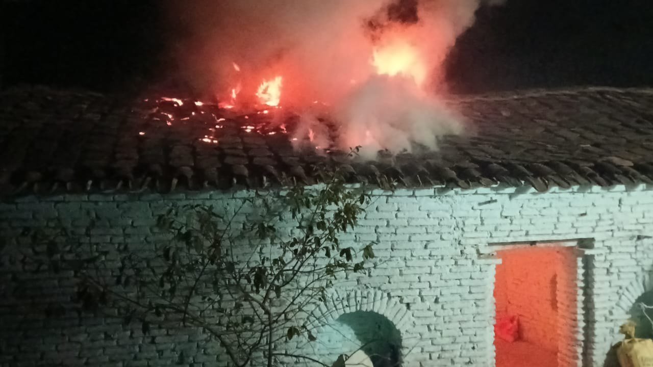आधी रात को गांव के एक मकान में आग लगने स हडकंप मचा.बडी मशक्कत के बाद  गरीब परिवार का हजारों का नुकसान