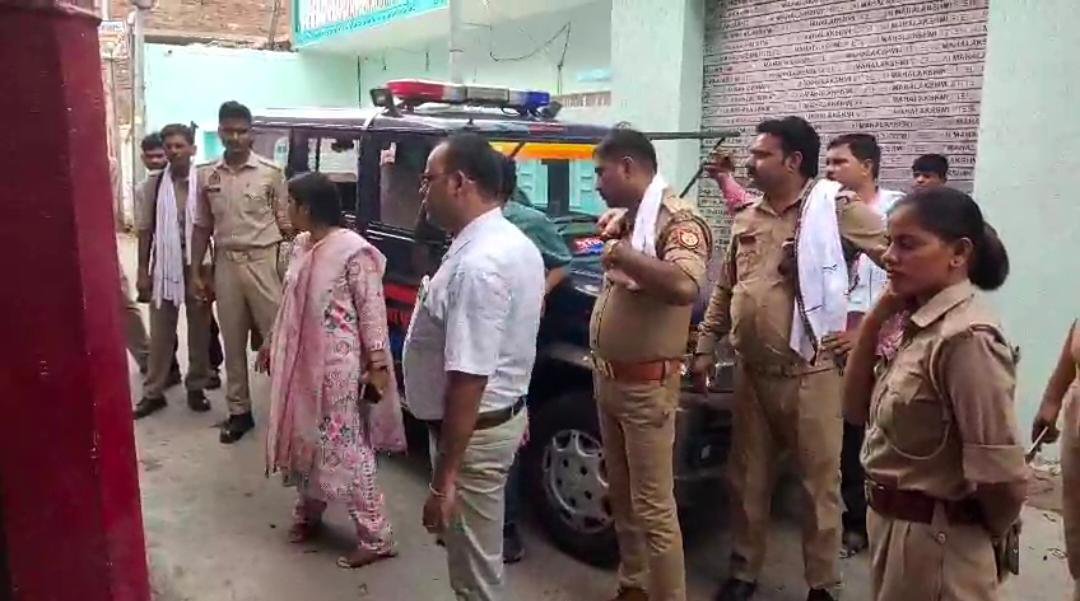 अवैध शराब के खिलाफ चलाया गया विशेष अभियान जिसम दो महिलाओं को अवैध कच्ची शराब के साथ गिरफ्तार इतना ही नहीं, मौके से भारी मात्रा में लहन, शराब बनाने की भट्टियां और उपकरण भी बरामद.