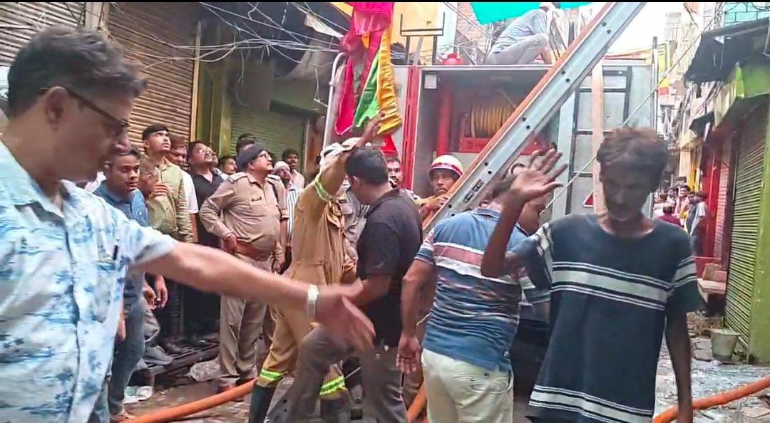 झांसी के सुभाषगंज में चौधरी पेंट हाउस में लगी भीषण आग, 7 दमकल गाड़ियों ने संभाला मोर्चा ,/ पेंट के गोदाम में आग से लाखों का नुकसान, अंदर आग सुलगने की आशंका; दमकल कर्मी जुटे.