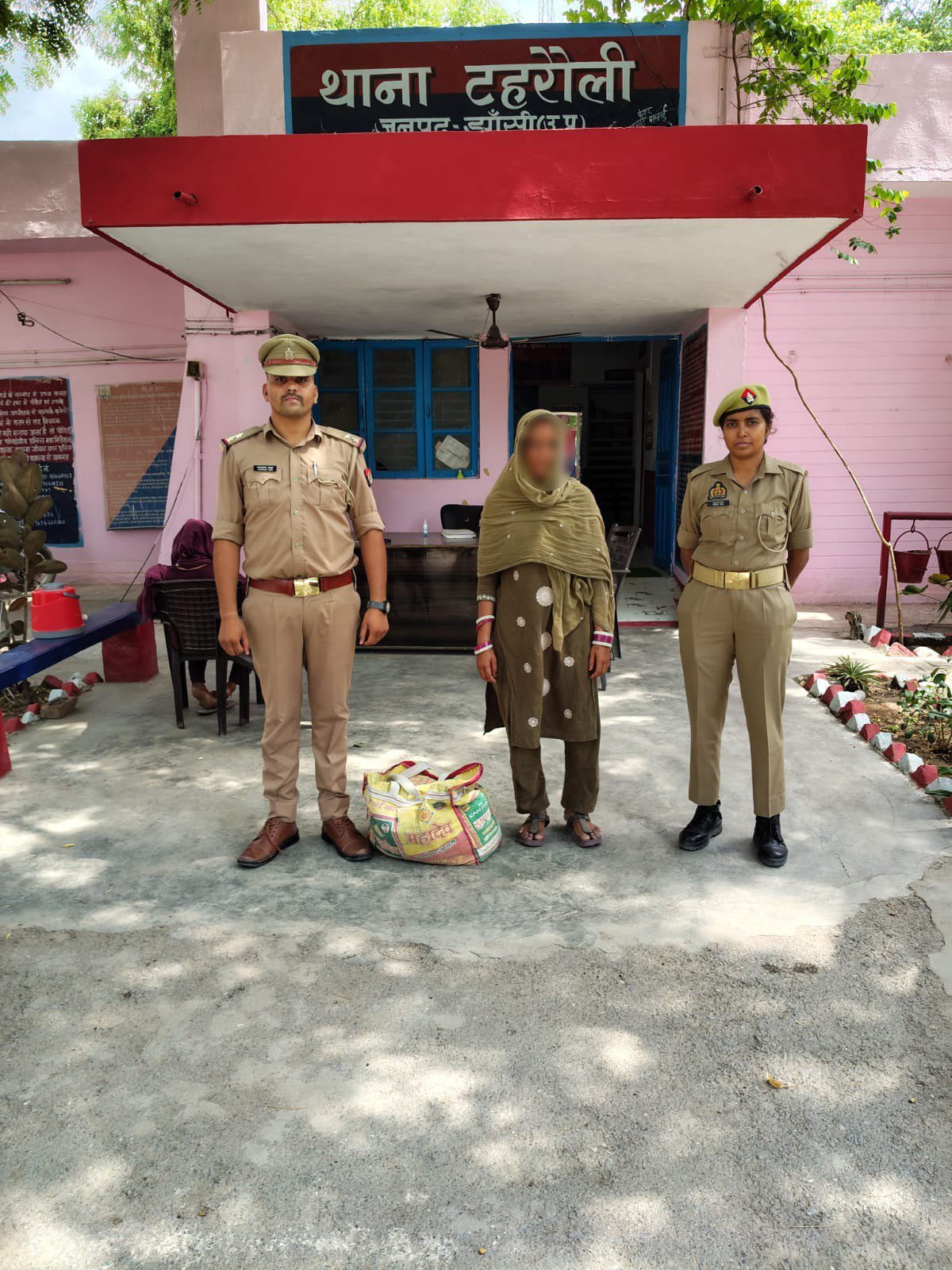 झांसी में अवैध शराब के खिलाफ अभियान