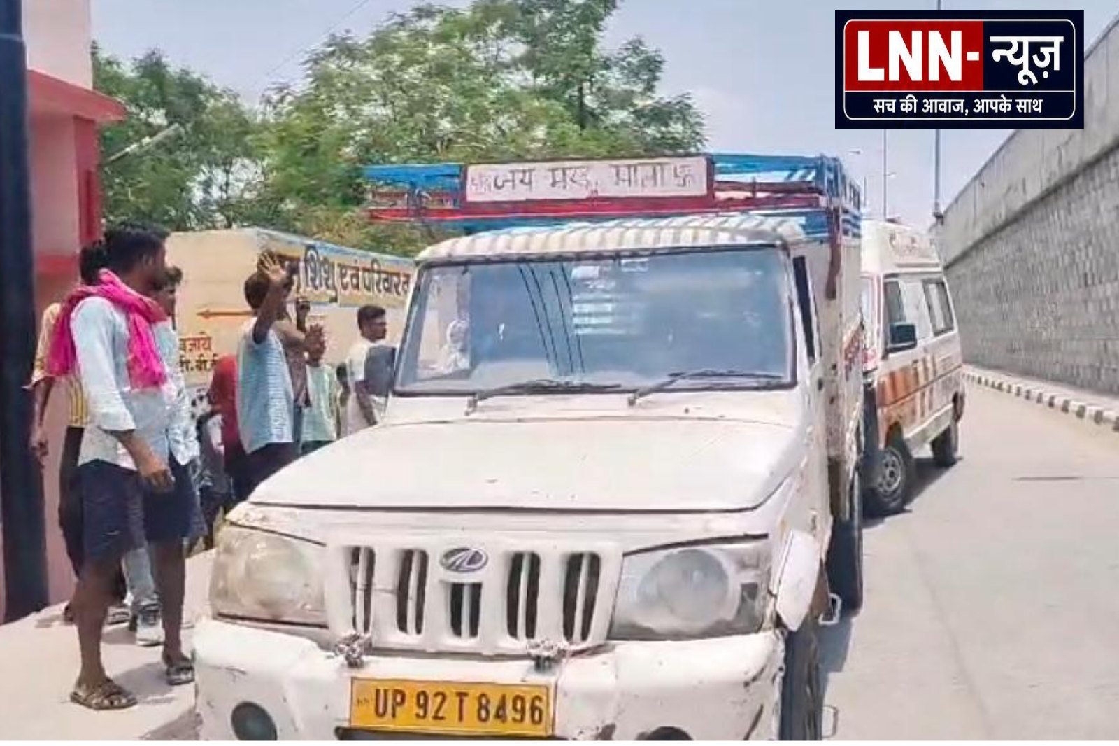 बंगरा में परंपरागत हांथे लगाने जा रही आदिवासियों से भरी पिकअप पलटी.हादसे में महिलाओं और बच्चों सहित एक दर्जन से अधिक आदिवासी समुदाय के लोग घायल.