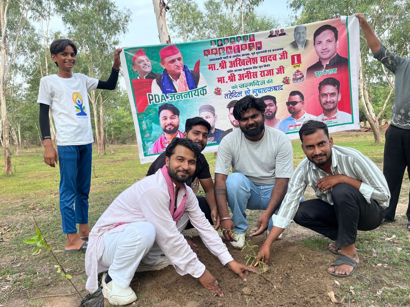 सूबे में सपा सरकार बनाने के संकल्प के साथ मना सपा मुखिया का जन्मदिनसमाजवादी युवजन सभा ने केक काटकर गोविन्द सागर बांध की तलहटी पर किया वृक्षारोपण..
