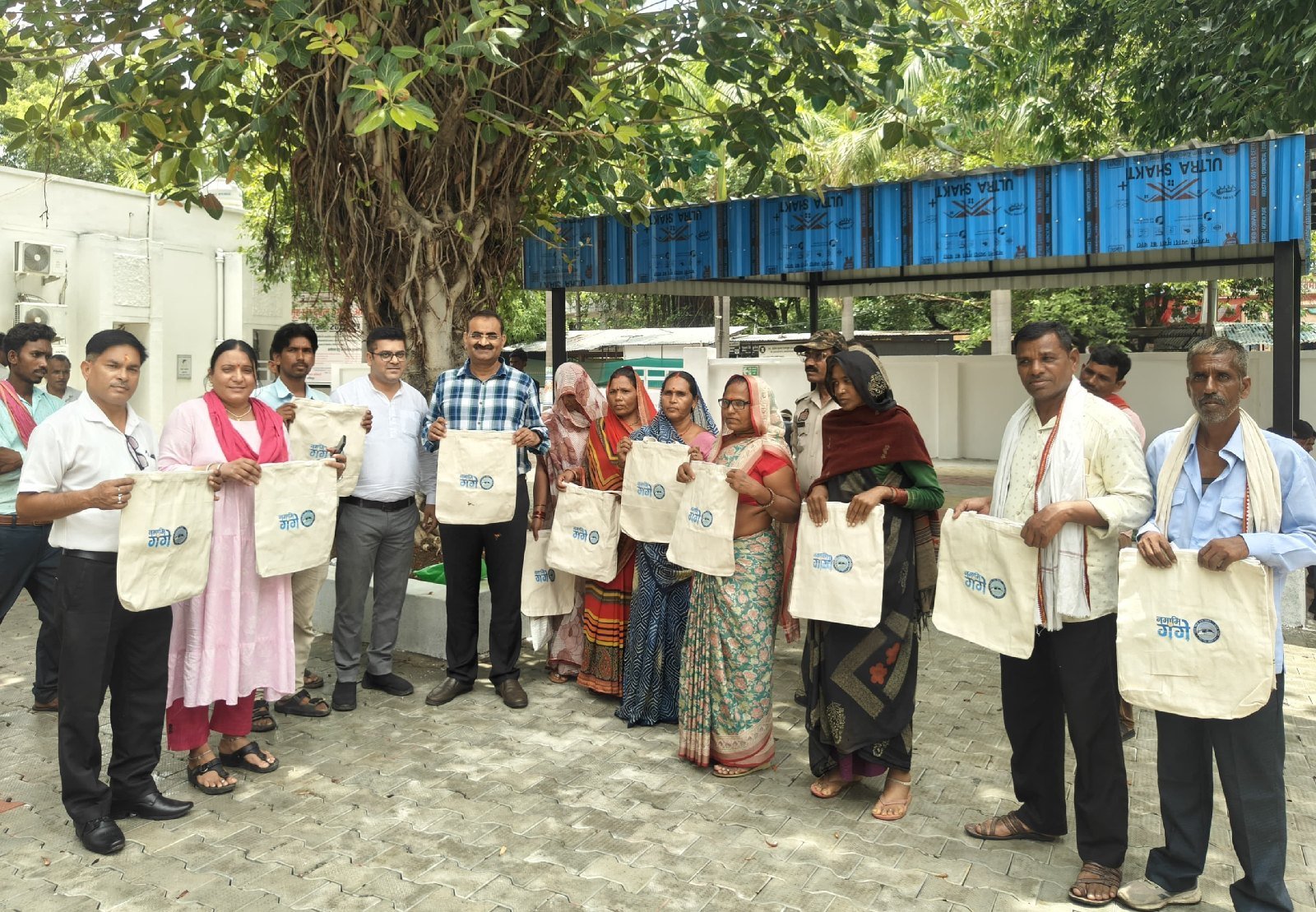 प्लास्टिक बैग मुक्त दिवस पर जिला गंगा समिति ने बांटे जूट के थैले.