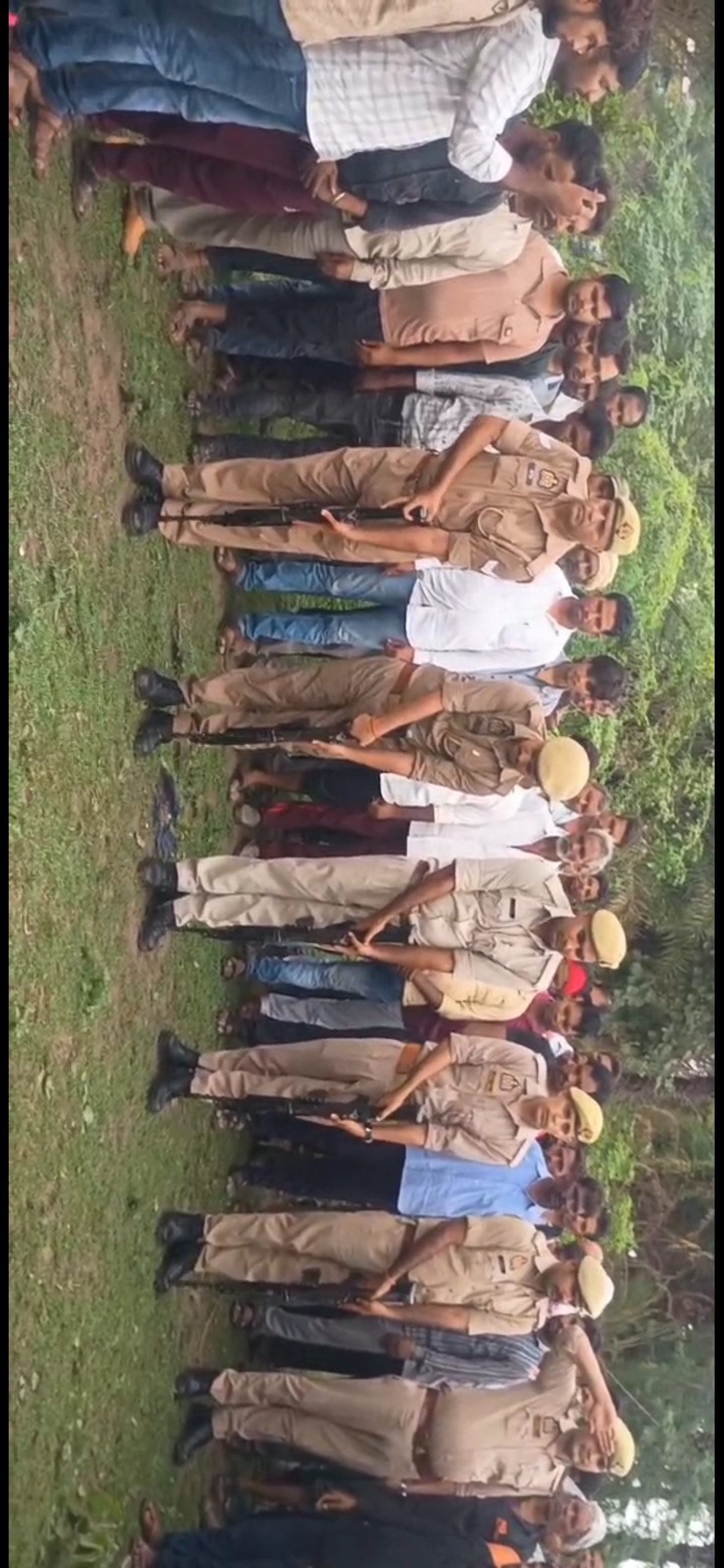 छुट्टी पर घर आए पुलिस कांस्टेबल की करंट लगने से मौत सर से उठा 5 माह के बच्चे के पिता का साया रिपोर्टर अर्चना श्रीवास बंगरा/सकरार (झांसी)। थाना सकरार क्षेत्र के ग्राम ढोंडा में एक दर्दनाक हादसे में उत्तर प्रदेश पुलिस के कांस्टेबल की करंट लगने से मौत हो गई। घटना के बाद पूरे गांव में शोक की लहर दौड़ गई, जबकि परिवार पर दुखों का पहाड़ टूट पड़ा।जानकारी के अनुसार, रूपेंद्र सिंह कुशवाहा (29 वर्ष) उत्तर प्रदेश पुलिस में कांस्टेबल के पद पर तैनात थे और वर्तमान में उनकी पोस्टिंग बांदा जिले में थी। वह 3 जुला