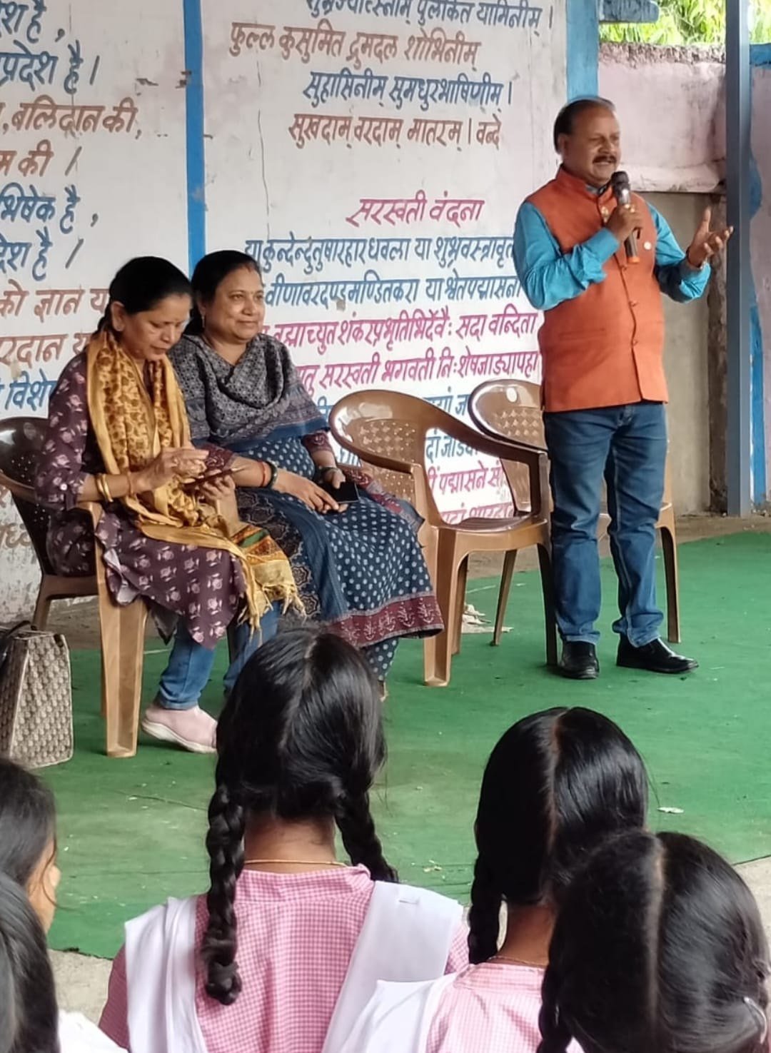 एक पेड़ माँ के नाम' अभियान के तहत शासकीय कन्या शाला शेरपुरा में हुआ भव्य पौधारोपण