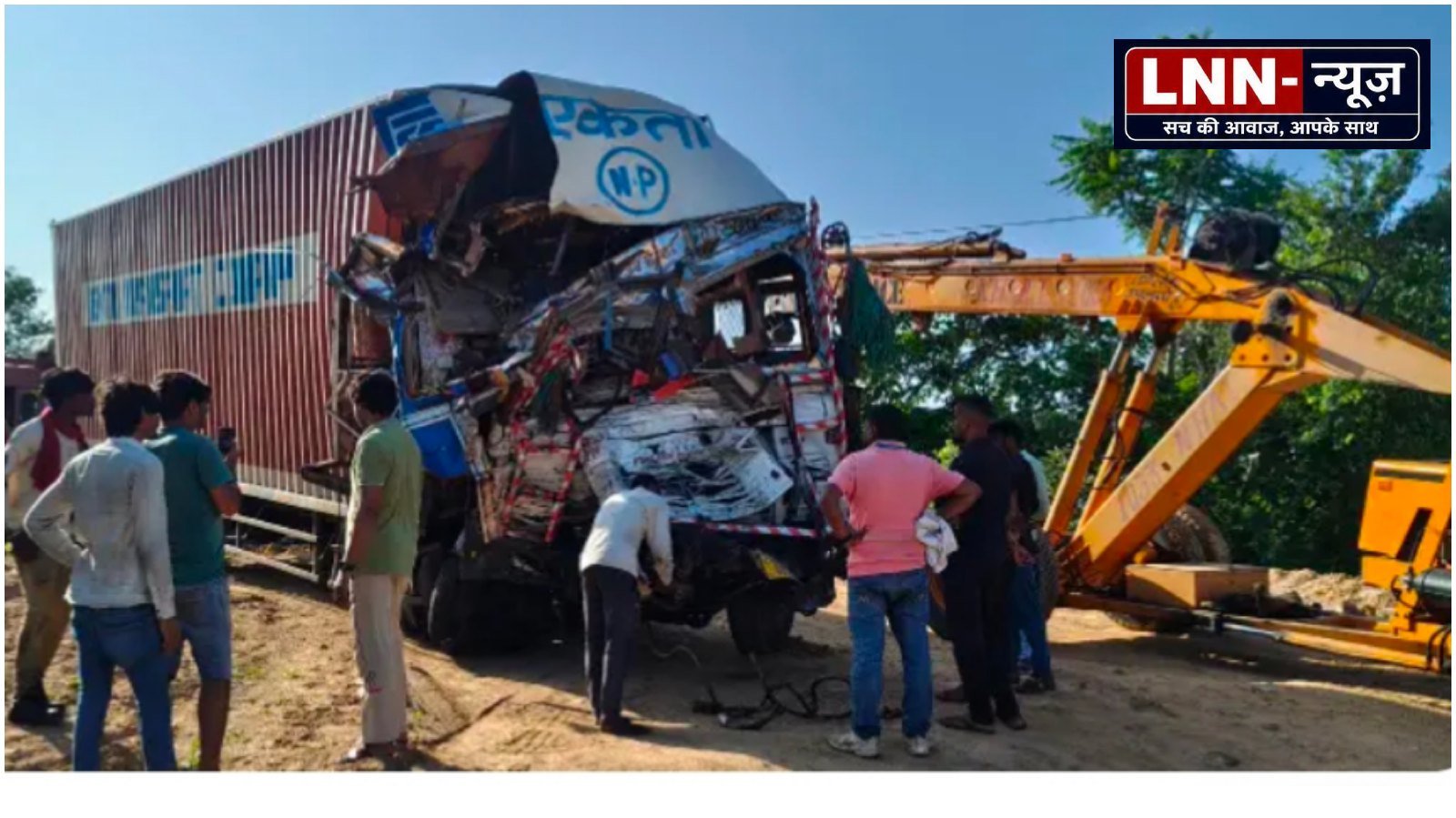 NH-44 पर वन-वे डायवर्जन के दौरान दो ट्रकों की भीषण टक्कर जिसमें 4 घायल, एक का पैर कटा, 10 किमी लंबा जाम - झांसी - LALITPUR LI