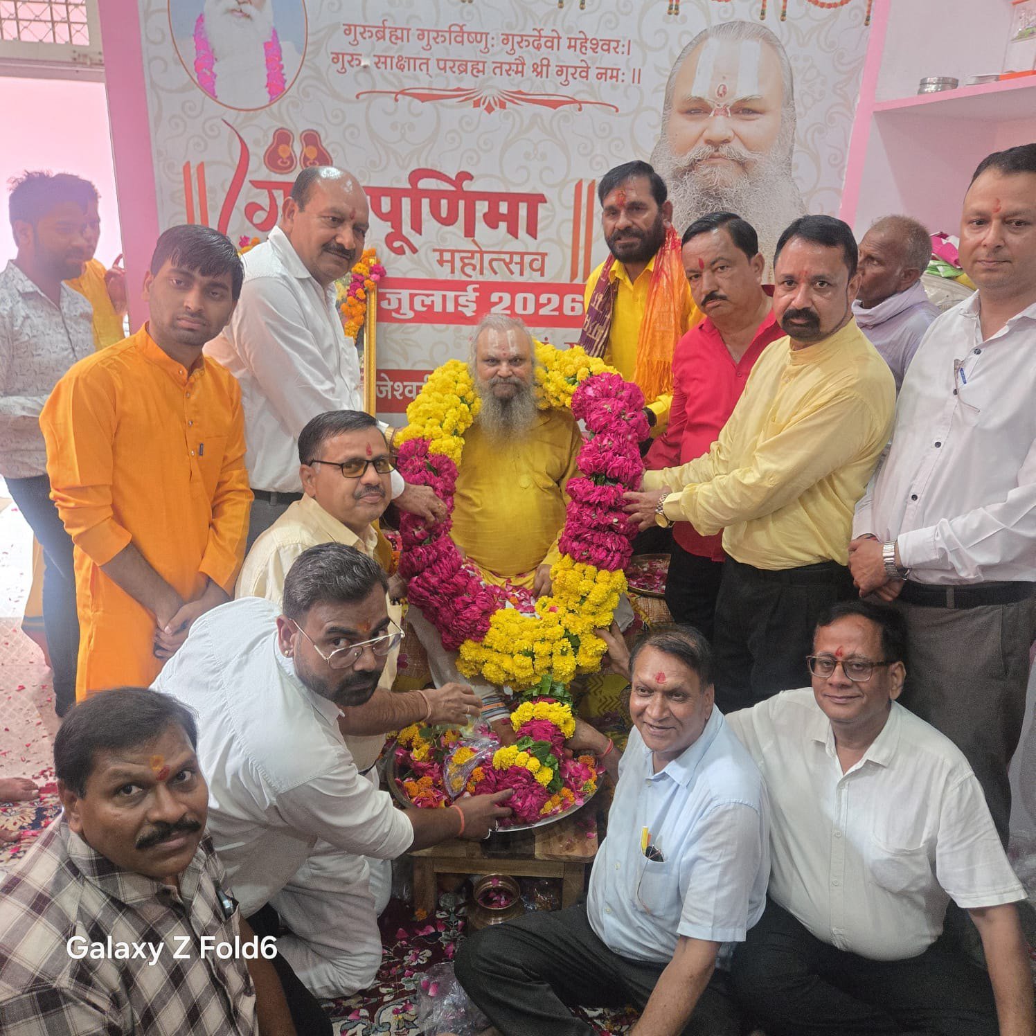 श्री राज राजेश्वरी त्रिपुर सुंदरी राजगढ़ आश्रम में भाव से मनाया गया गुरु पूर्णिमा का पर्व - झांसी - LALITPUR LIVE TV