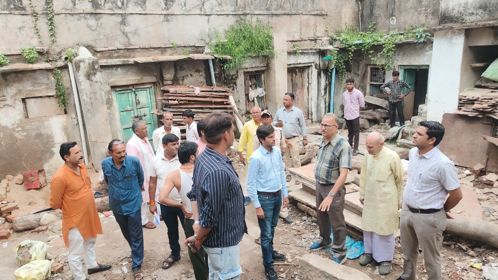 बिहारी जी मंदिर में खजाना मिलना सच या अफवाह, अब जांच रिपोर्ट करेगी फैसला,प्रशासन ने लगाए सीसीटीवी कैमरे - अशोक नगर - LALITPUR