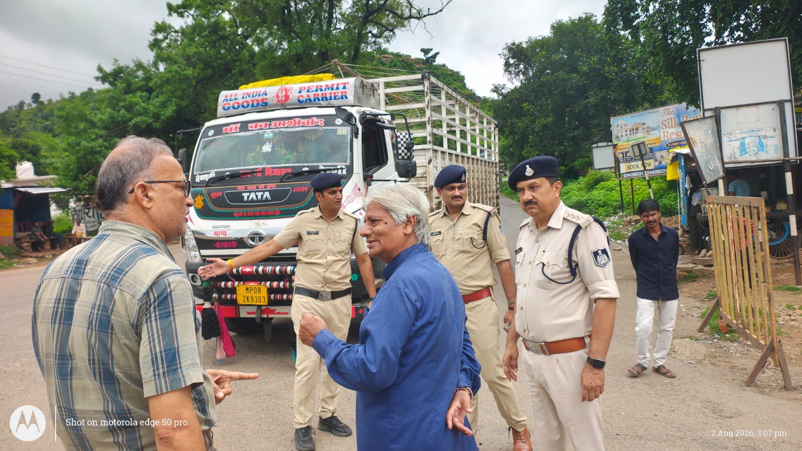 चंदेरी पुलिस द्वारा चंदेरी शहर मे यातायात को सुगम बनाने हेतु भारी वाहनो का सुबह 06.00 से रात 11.00 बजे तक प्रवेश किया प्रतिबं